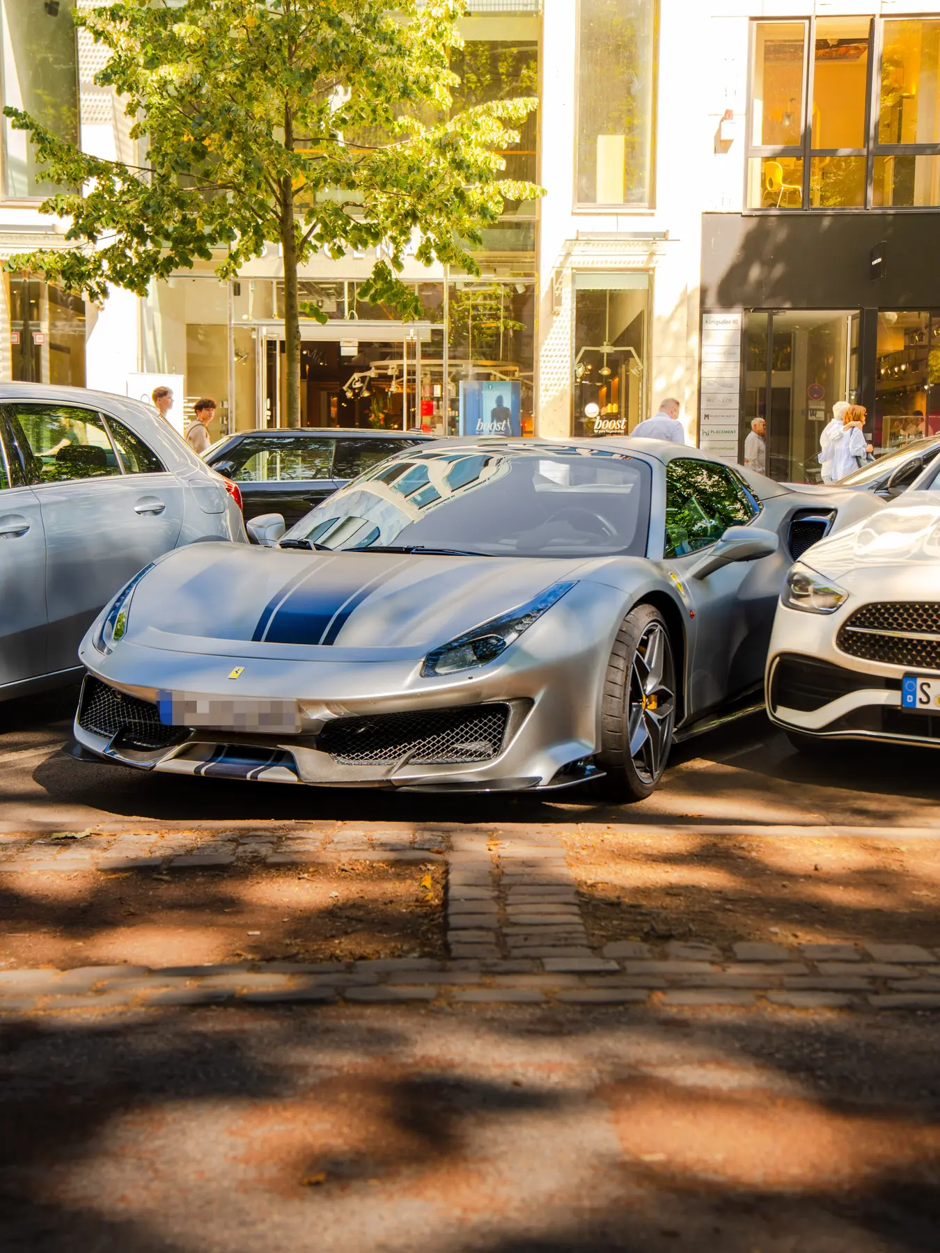Ferrari in urbaner Umgebung