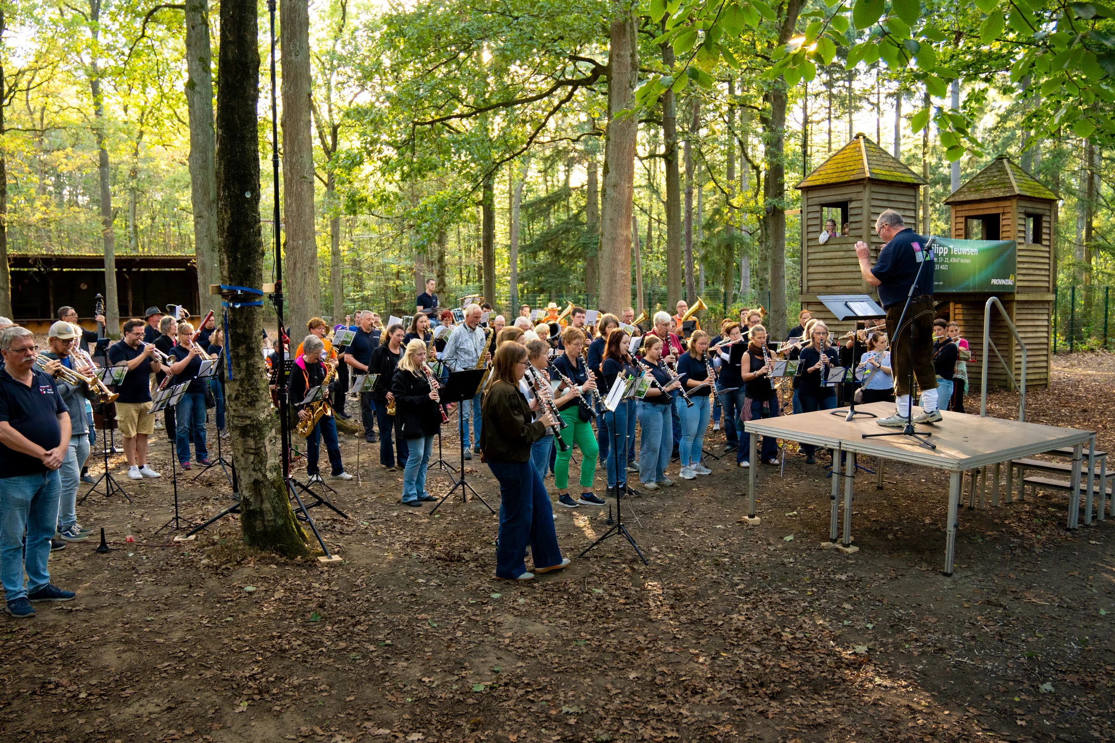 Jubiläumsfest des Musikvereins Aldekerk mit Publikum und Musikern